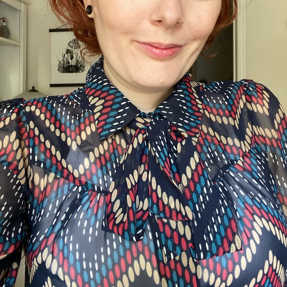 Trippy vintage blouse with bow - Picture 3 of 4